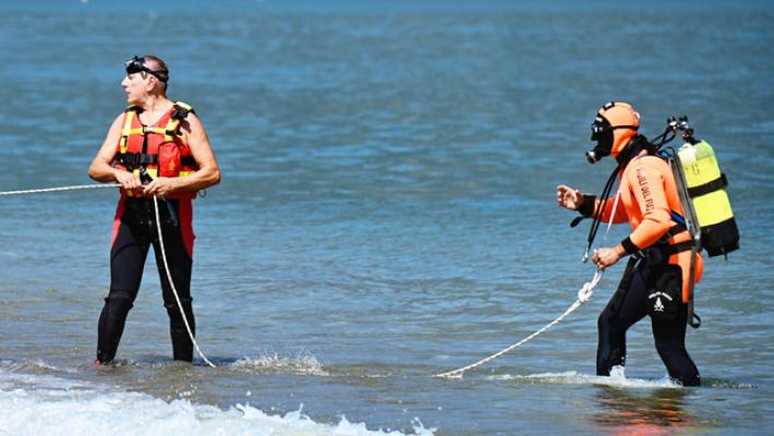 Salva i figli caduti in acqua: un uomo disperso nel lago di Como