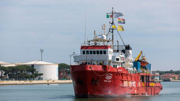 Nave Sea-Eye a Taranto con 91 migranti salvati in mare