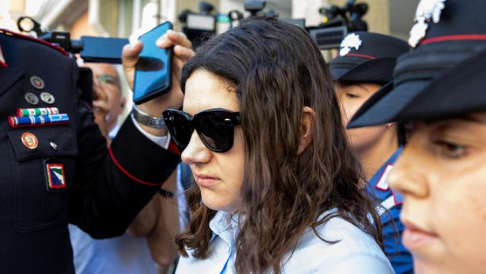 Al processo foto di un neonato, Chiara Petrolini esce dall'aula