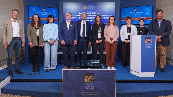 Comunicato Stampa: CRV - Zanoni (AVS): “Riconvertire allevamenti intensivi per garantire il benessere animale"