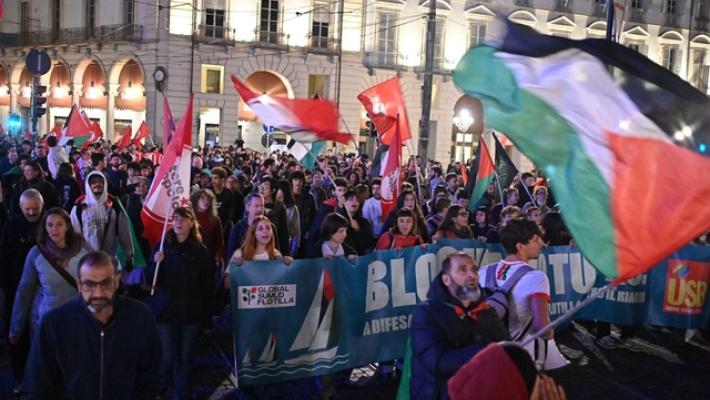 Flotilla: il corteo a Torino protesta sotto la Rai
