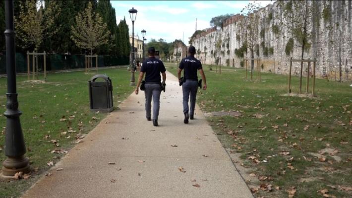 Deruba un uomo e poi lo picchia riducendolo in coma