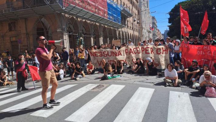 Flotilla, a Cagliari blocco stradale alla stazione ferroviaria