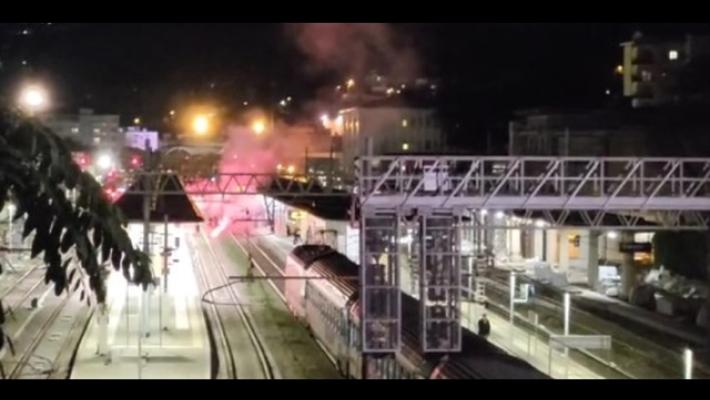 Manifestanti pro Palestina invadono binari in stazione a Trento