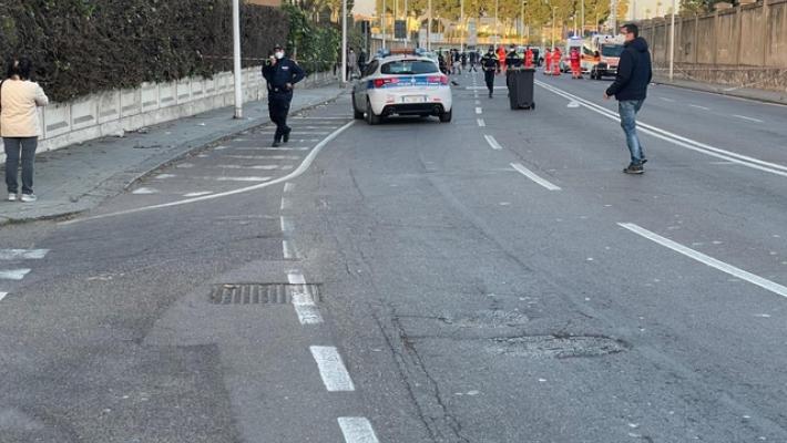 Gravissima mamma con neonata in carrozzina investita da un'auto