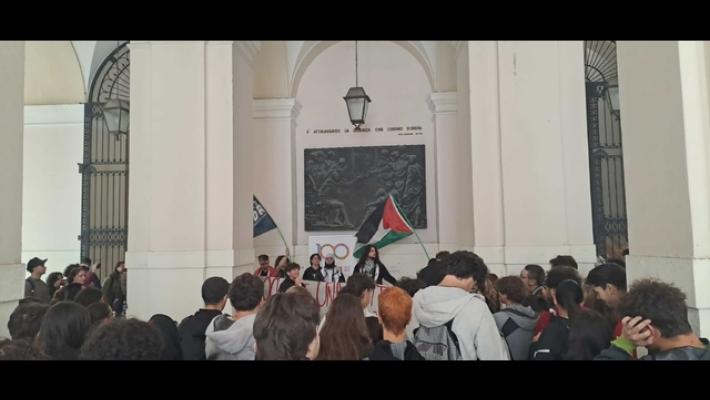 Studenti interrompono lezioni UniBa, 'blocchiamo tutto'