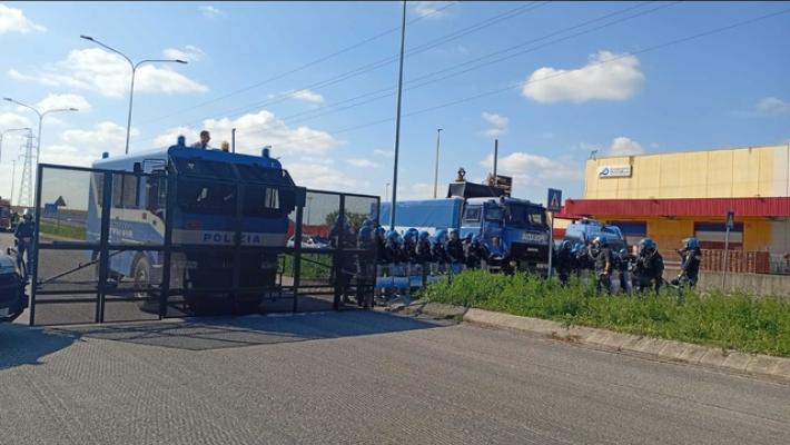 Polizia aziona gli idranti contro i manifestanti a Padova