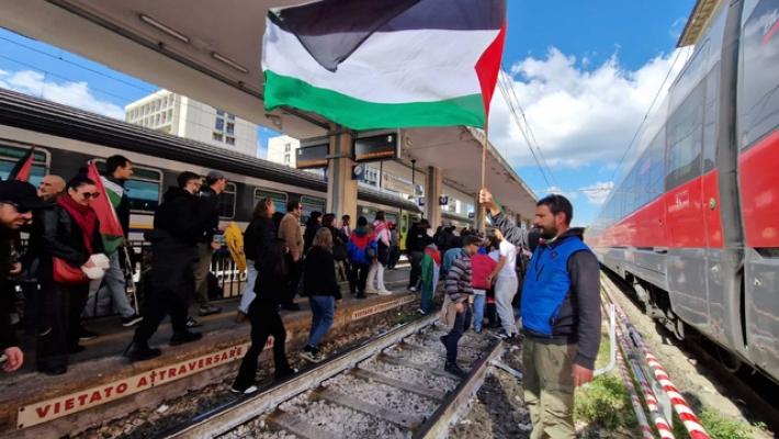 A Perugia manifestanti entrano in stazione ferroviaria