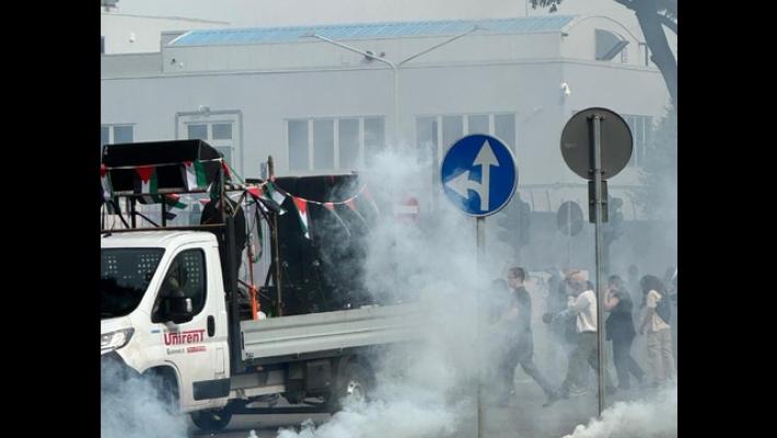 Tensione a Torino, antagonisti lanciano torce e fumogeni