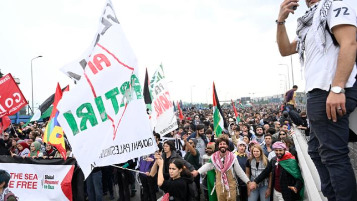 A Milano sassi contro Polizia che risponde coi lacrimogeni
