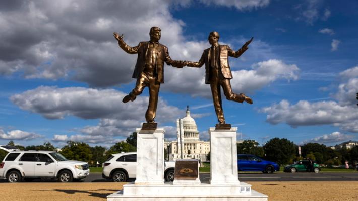 Riappare sul Mall la statua di Trump ed Epstein mano nella mano