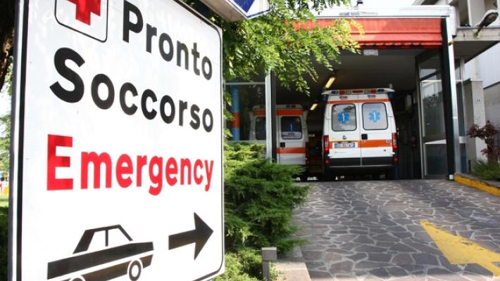 Ferita con 3 colpi pistola e lasciata fuori ospedale, morta