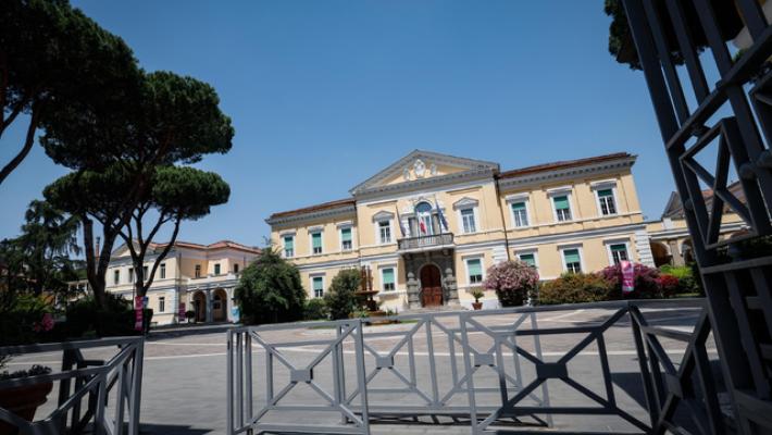 Medico con la bandiera della Palestina aggredito a Roma