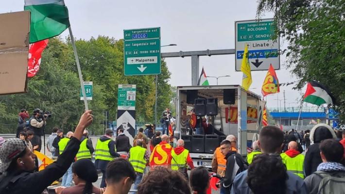 Parte del corteo blocca la tangenziale est di Milano