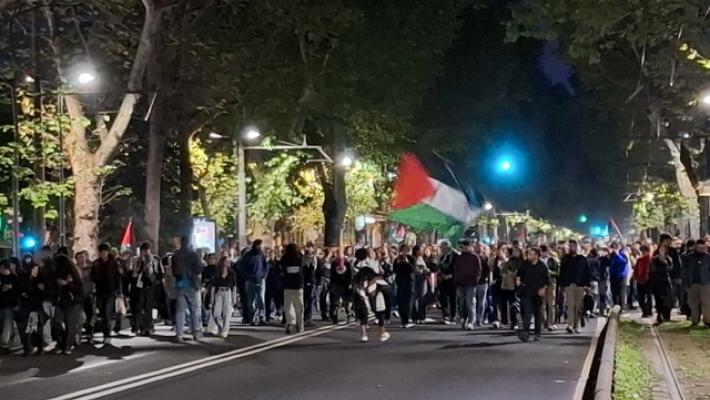 Torino, è partito il corteo serale per Gaza