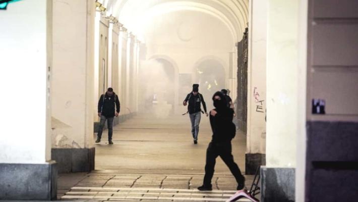 Corteo per Gaza cerca di avvicinarsi a Porta Susa a Torino