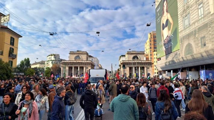 A Milano al via il corteo nel giorno dello sciopero generale