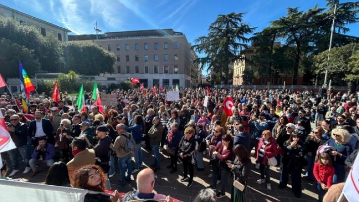 Cittadini in piazza a Terni chiedono le dimissioni di Bandecchi