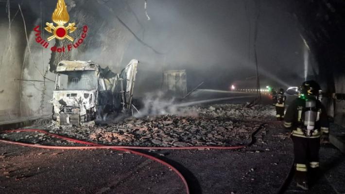 Galleria in A1 resta chiusa per danni dopo incendio Tir