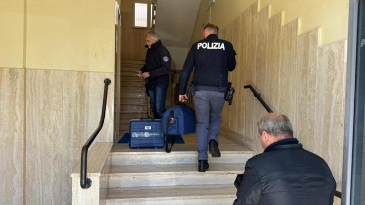 Diciassettenne accoltellato in casa durante rapina, è grave