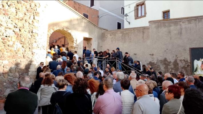 Folla commossa e dolore per l'ultimo saluto a Cinzia Pinna