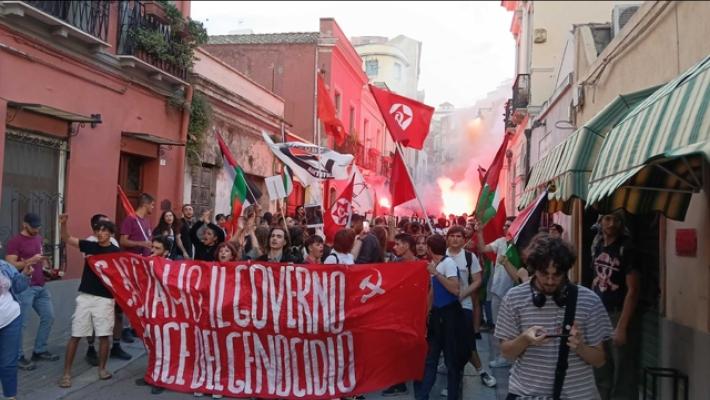 In corteo con bandiere e fumogeni per la Palestina a Cagliari