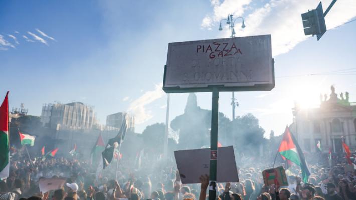 Scontri durante il corteo a Roma, idranti in azione