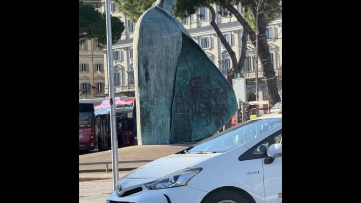 Tajani, senza parole per profanazione statua di Papa Wojtyla