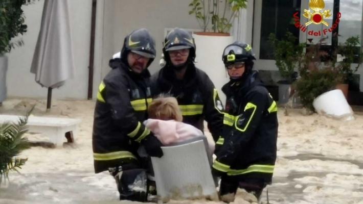 Mareggiate e allagamenti in Romagna, soccorsa donna disabile