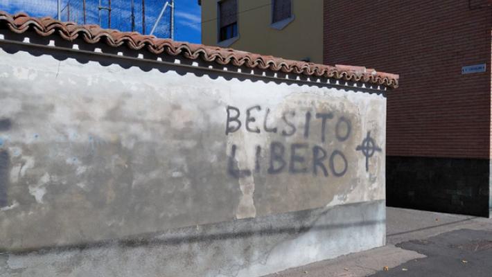 Scritte a firma Nar e croci celtiche ad Alessandria e Sale