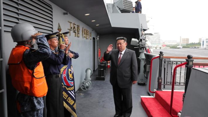 Corea del Nord:Kim visita nave da guerra da 5mila tonnellate