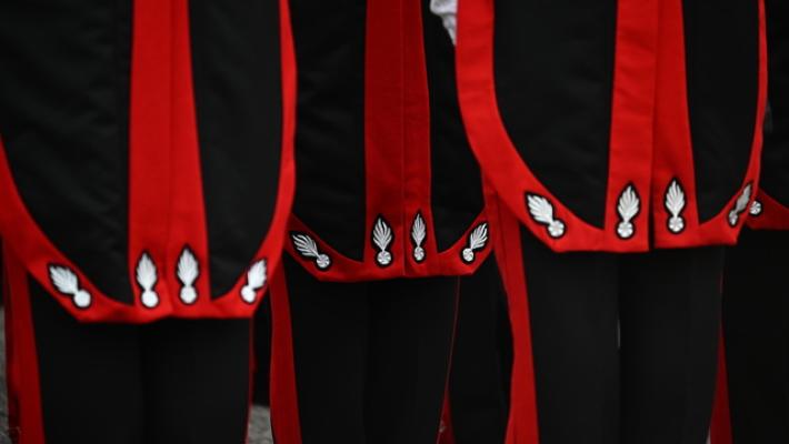 La truffano vestiti da soldati Usa, via 450mila euro, denunciati