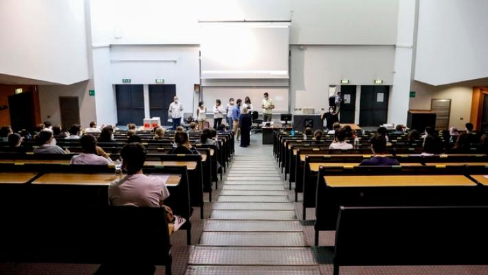 'Iniziate Medicina a 25 anni? Meglio se consegnate le pizze'