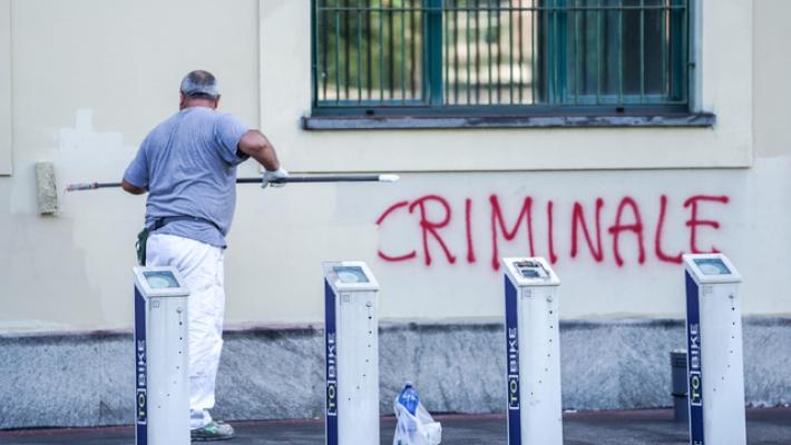 Scritte no vax e minacce ai medici su vetrate Spisal di Vicenza