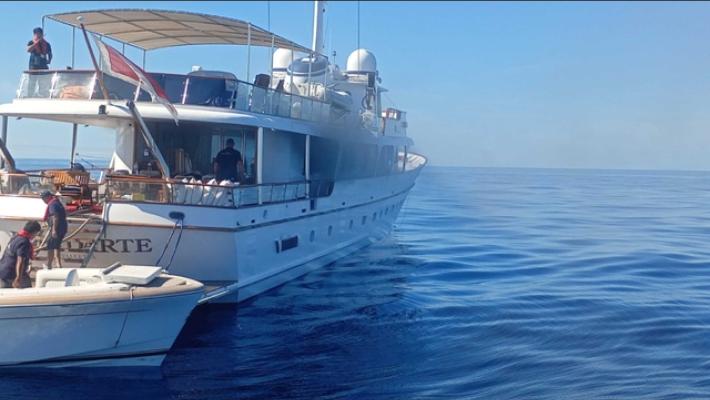 Fiamme su uno yacht: messe in salvo 16 persone ad Agropoli