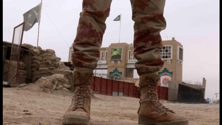 Le forze afghane attaccano posti di confine con il Pakistan