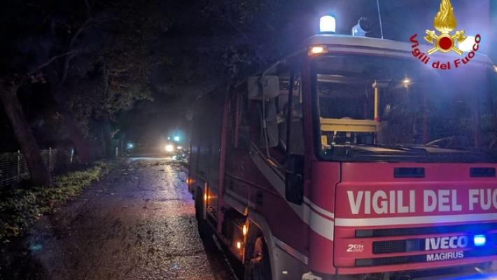 Vasto incendio nello storico monastero di Bernaga, a Lecco