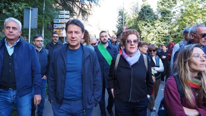 Conte, la bandiera blu dell'Europa si è tinta di verde militare