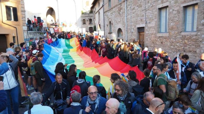 Tanta gente con colori della pace alla Marcia della pace