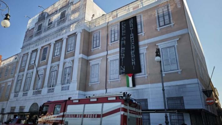 Striscione 'Free Palestine' compare su palazzo storico Trieste