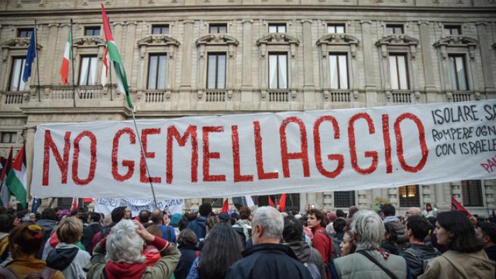 Niente stop a gemellaggio Tel Aviv-Milano, caos in aula e fuori