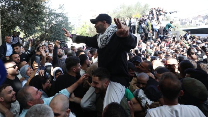Media, bus con prigionieri palestinesi arrivati a Ramallah
