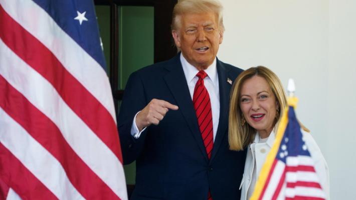 Trump stringe mano a Meloni e scherza, 'chi è questa donna?'