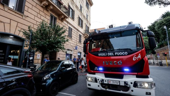 Bombola esplode in strada vicino a cantiere, paura a Roma