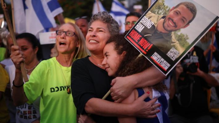 Applauso alla notizia della liberazione in piazza a Tel Aviv