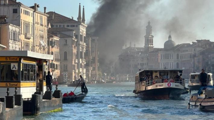 Barcone prende fuoco in Canal Grande a Venezia