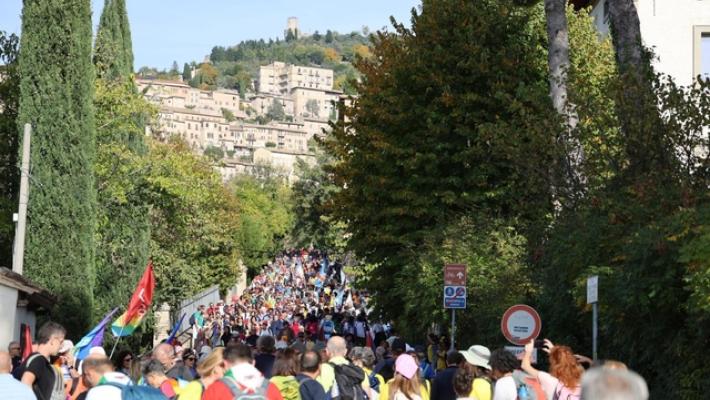 Lotti, partecipanti alla PerugiAssisi telefonino ai politici