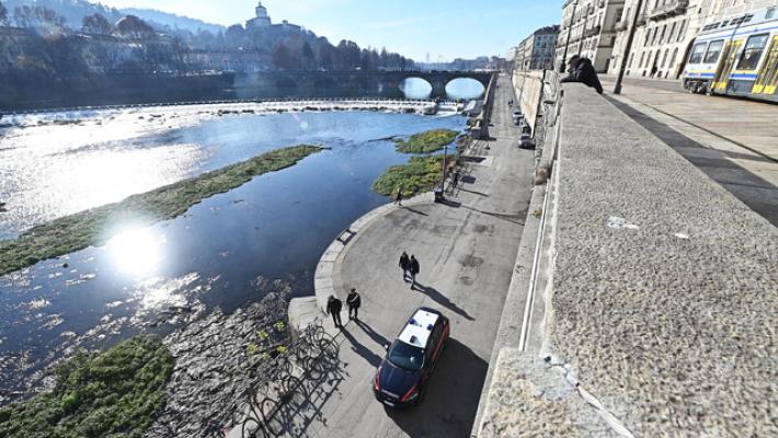 Lancio della bici dai Murazzi, sconto di pena per ventenne