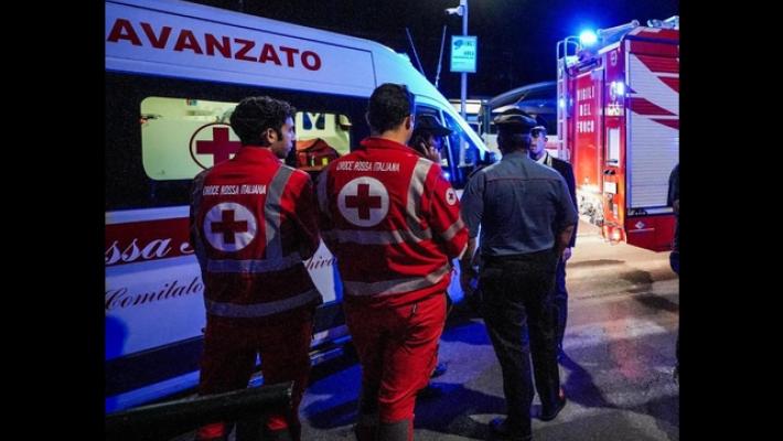 Schiacciato fra portiera del furgone e un palo, muore 52enne