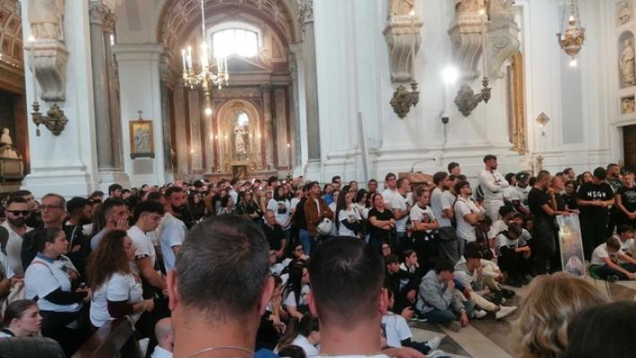 Giovane ucciso, ai funerali decine di ragazzi attorno alla bara